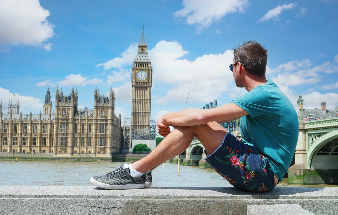 a-young-men-tourist-on-a-city-trip-in-London